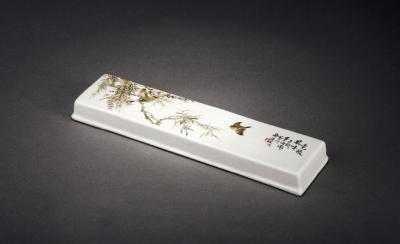 民国·毕伯涛制粉彩花鸟镇纸